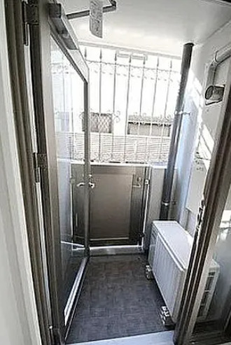 バルコニー　別部屋の画像を使用しております。