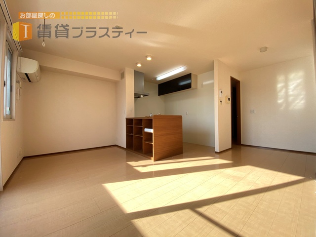 居室・リビング　しっかり、日が差し込む明るいリビングです。