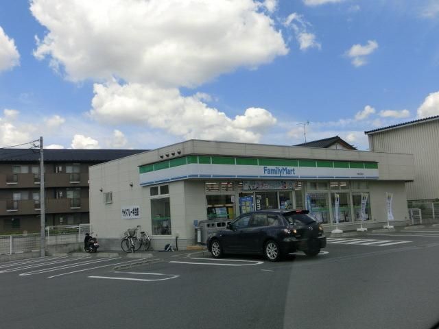 コンビニ　ファミリーマート（コンビニ）まで725m