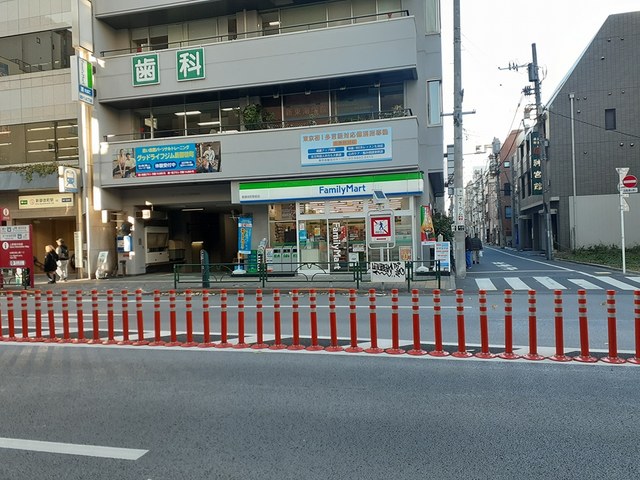 コンビニ　ファミリーマート（コンビニ）まで351m