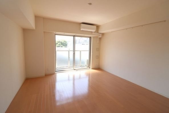 居室・リビング　エアコン完備で一年中快適にお過ごしいただけます。