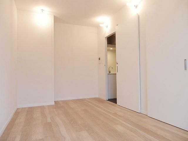 居室・リビング　バルコニー側より見た室内