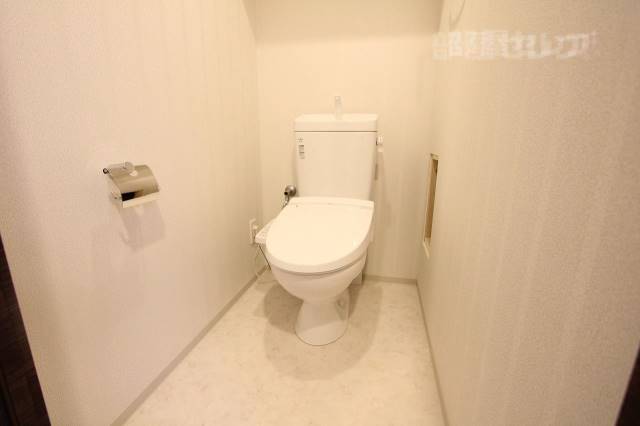 トイレ　ウォシュレットつきの個室トイレです