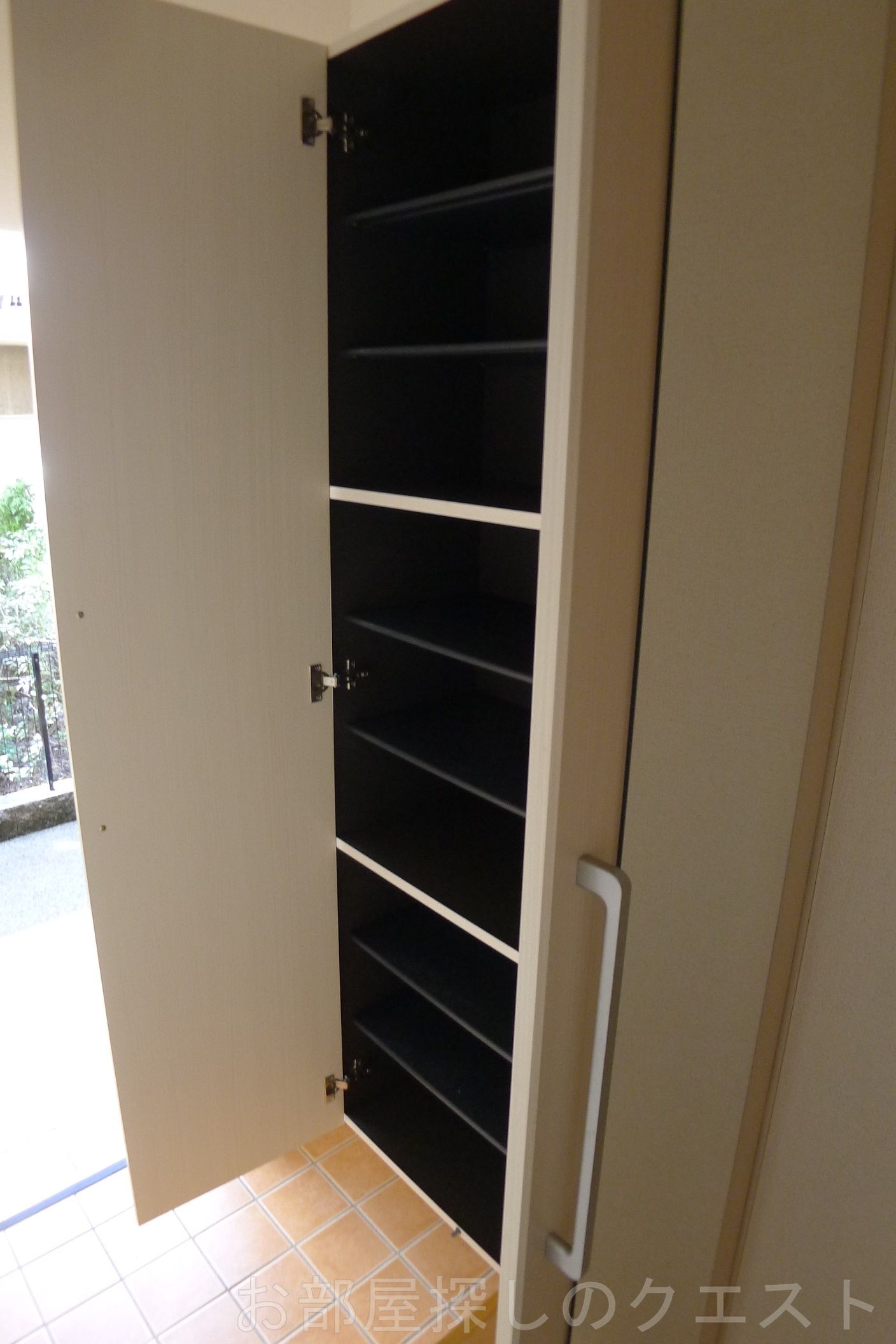 玄関　（写真は同タイプ反転）