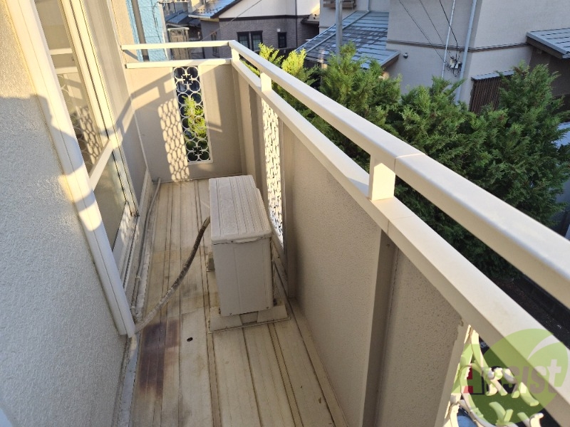 バルコニー　ベランダはよく日が当たり気持ちの良い空間です。