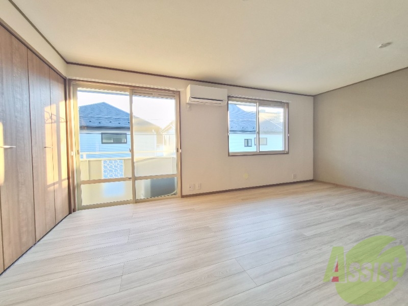 居室・リビング　広くきれいなリビングは明るい光も良く差します。