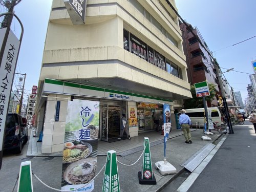 コンビニ　ファミリーマート（コンビニ）まで100m