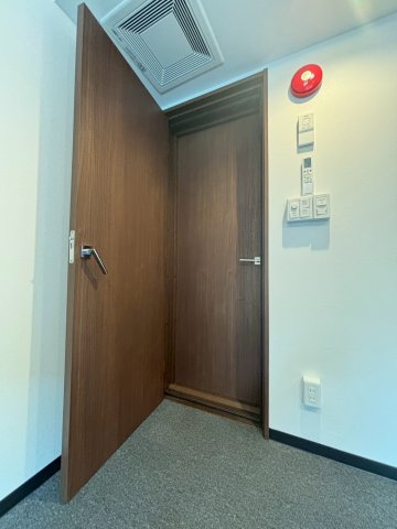その他部屋・スペース　防音扉を採用でリビングと防音室との音（音楽）も低減してくれて