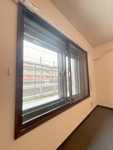 その他設備　防音室の窓も3重サッシ仕様になります！