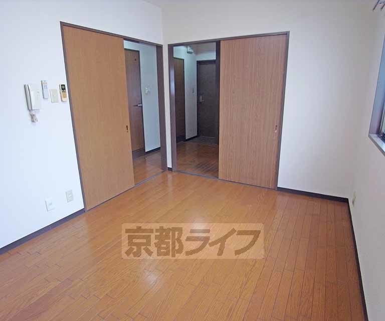 居室・リビング　独特の奥続きの２ＤＫです。