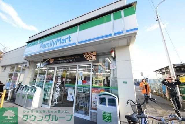 コンビニ　ファミリーマート（コンビニ）まで400m