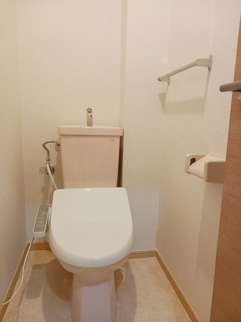 トイレ　温水洗浄便座付きのトイレです♪