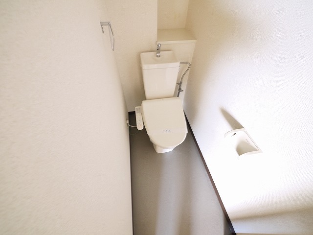 トイレ　落ち着いた色調のトイレです