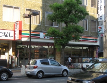 コンビニ　セブンイレブン倉敷駅前店（コンビニ）まで577m