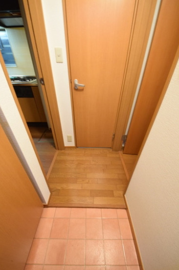 玄関　別部屋の画像を使用しております。