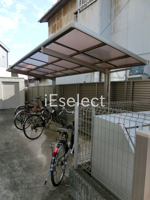 駐車場　屋根付きの駐輪場