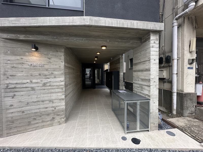 建物外観　直線的でスタイリッシュなエントランス