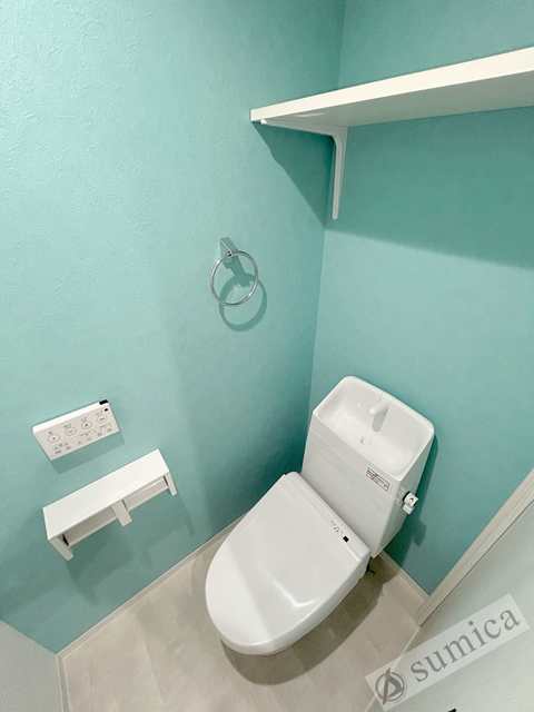トイレ　人気アイテムの温水洗浄便座。清潔感のあるトイレです。