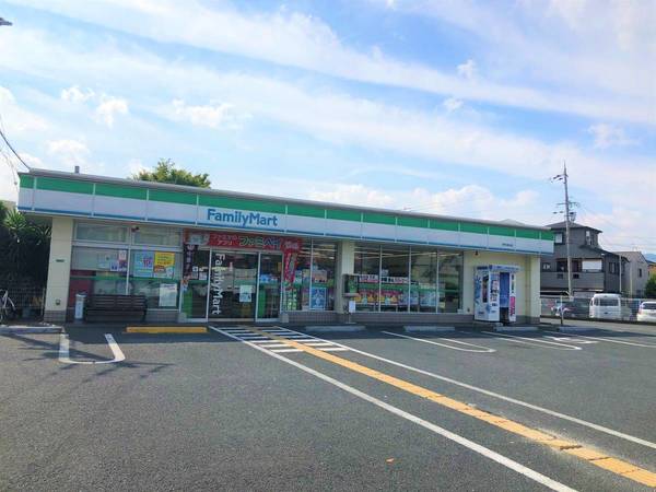 コンビニ　ファミリーマート（コンビニ）まで520m