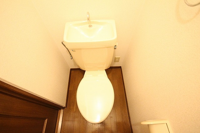 トイレ　落ち着いた色調のトイレです