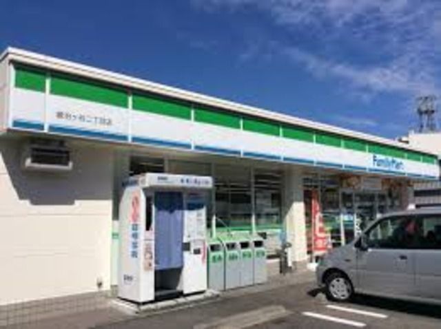 コンビニ　ファミリーマート鍛冶ヶ谷二丁目店（コンビニ）まで760m