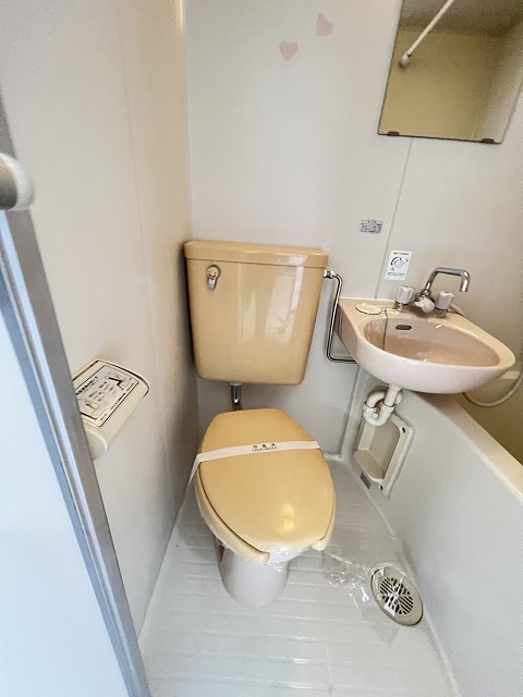 トイレ　落ち着いた色調のトイレです