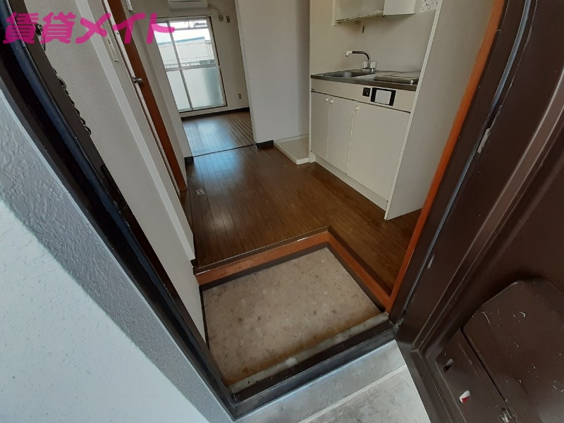 玄関　別部屋参考写真となります。