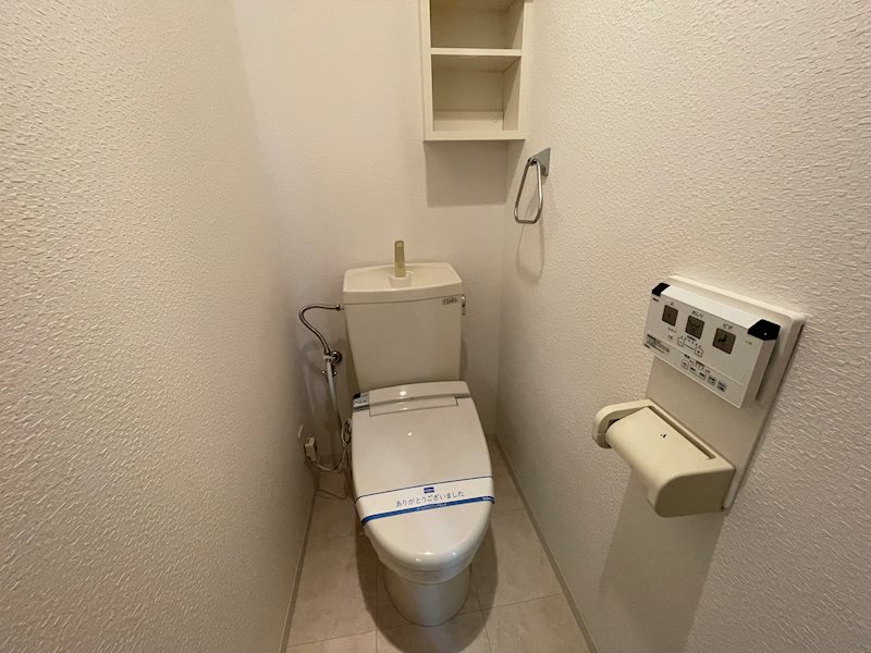 トイレ　トイレには棚板あり。※温水洗浄便座は設備外です