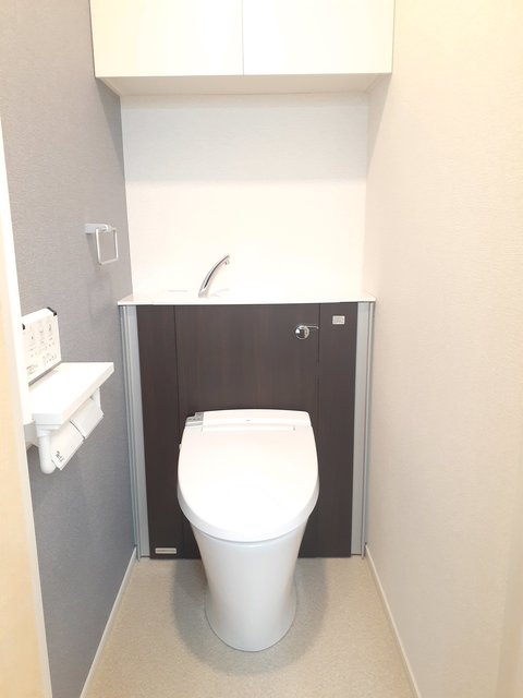 トイレ　温水洗浄便座付きのトイレです☆