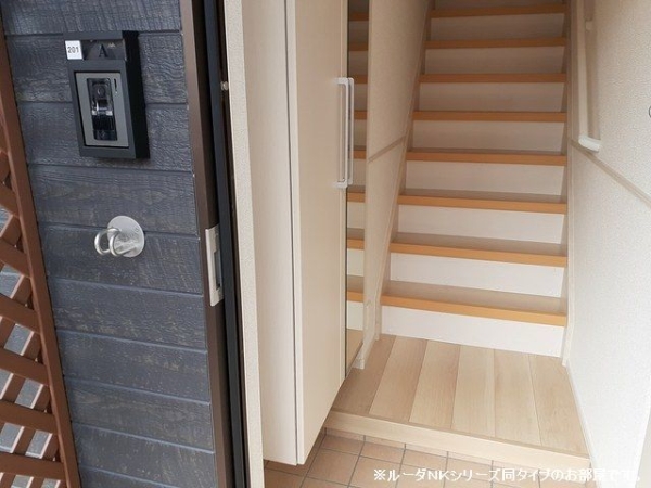 玄関　※参考写真　同建築メーカー施工の同間取完成他物件のものです。