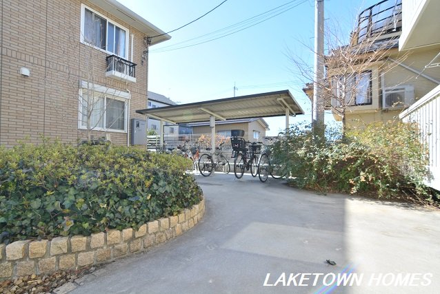 その他共有部分　敷地内に屋根付きの駐輪場があります。