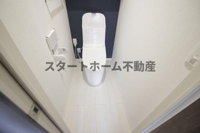 トイレ　落ち着いた色調のトイレです