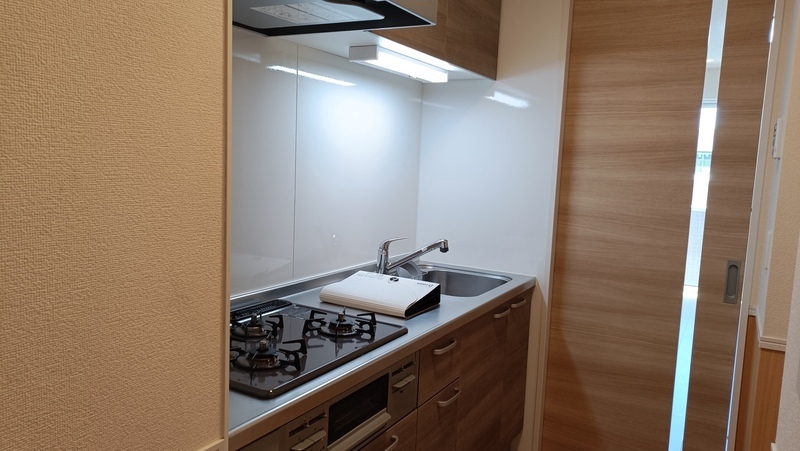 キッチン　キッチン吊戸棚と換気扇、キッチン全景