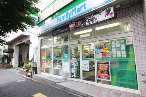 コンビニ　ファミリーマート本駒込駅前店（コンビニ）まで138m