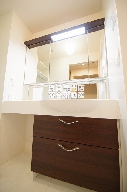 洗面設備　独立洗面化粧台付き