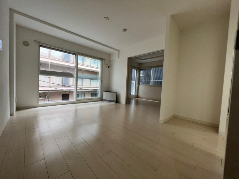 居室・リビング　広くてキレイなお部屋が広がっていて、充実した生活が送れそう。