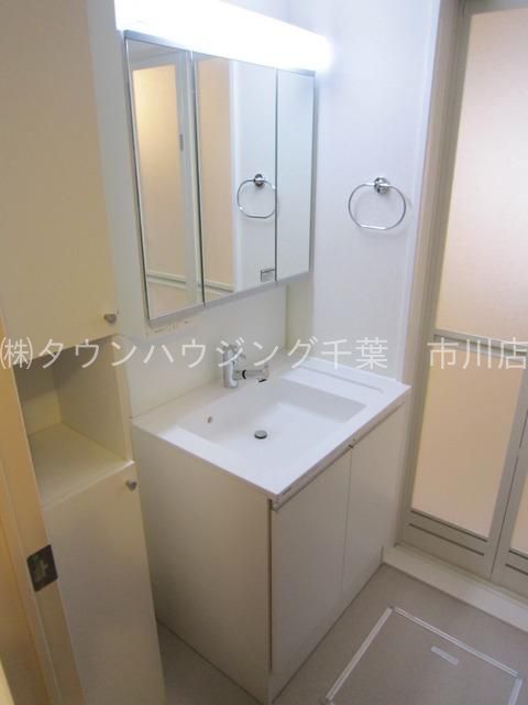 洗面設備　３面鏡になる洗面台です