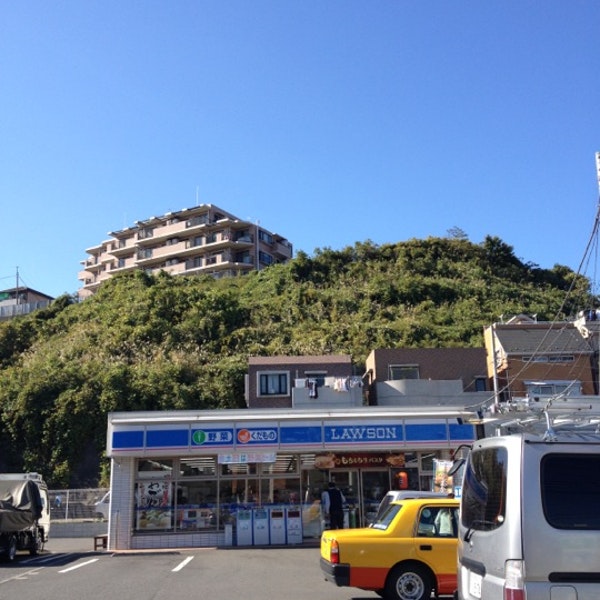 コンビニ　ローソン 横浜永田南一丁目店（コンビニ）まで157m