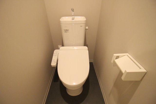 トイレ　落ち着いた色調のトイレです