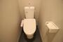 トイレ　落ち着いた色調のトイレです