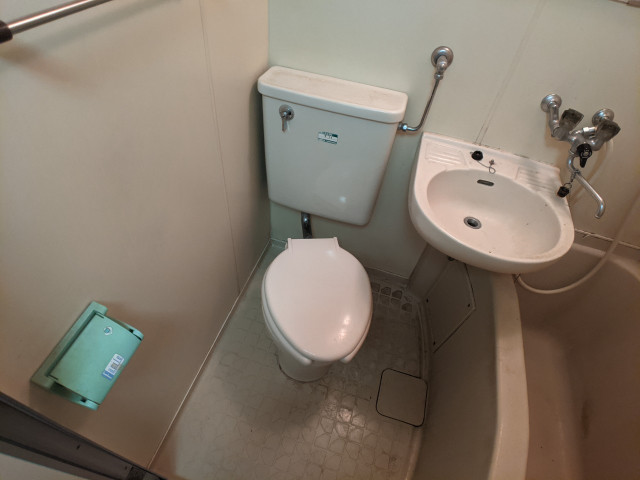 トイレ　ユニットバス内のトイレです。一人暮らしなら十分ですね。