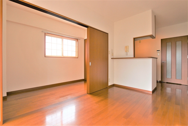 居室・リビング　日当たりが良い明るいお部屋ですよ