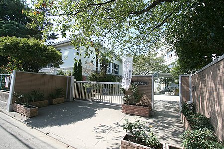 小学校　世田谷区立三軒茶屋小学校（小学校）まで697m