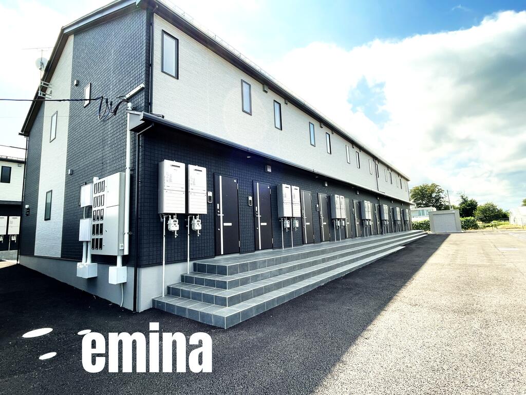 建物外観　お車を降りてすぐに玄関へアクセスできます。