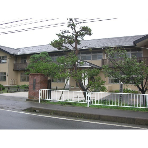 小学校　上田市立中塩田小学校（小学校）まで497m