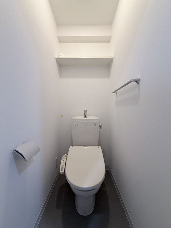 トイレ　落ち着いた色調のトイレです
