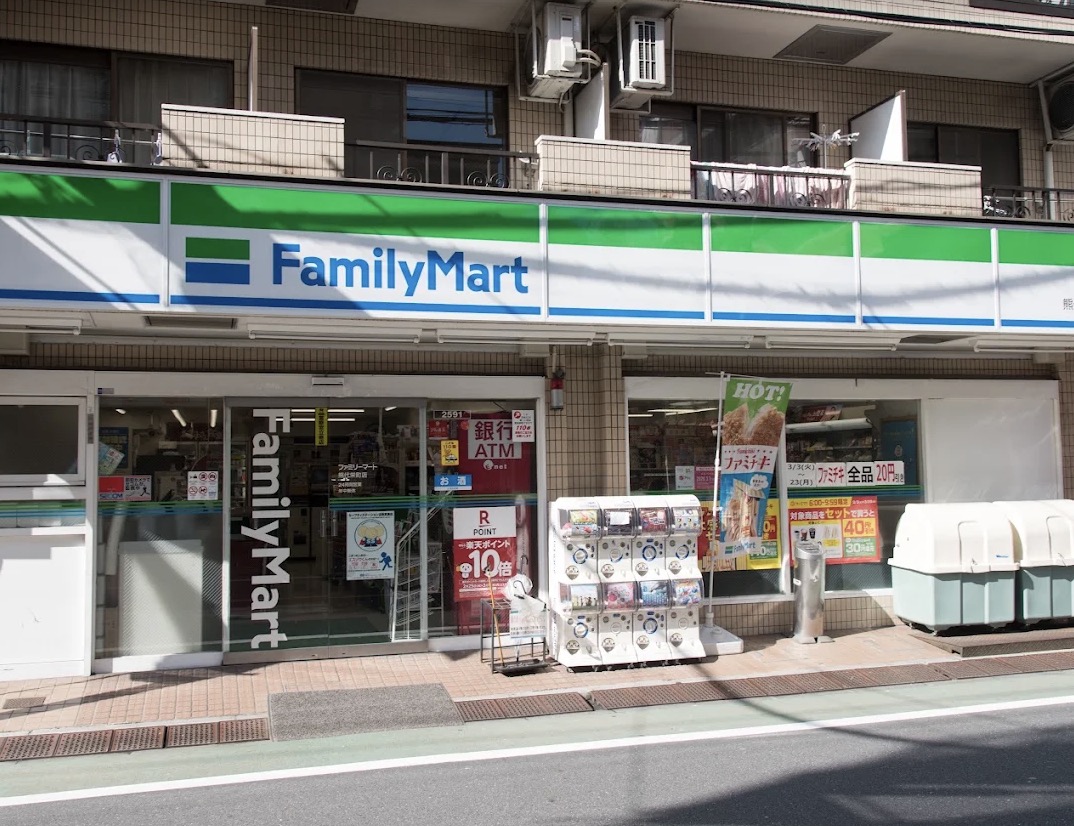 コンビニ　ファミリーマート熊代栄町店（コンビニ）まで396m