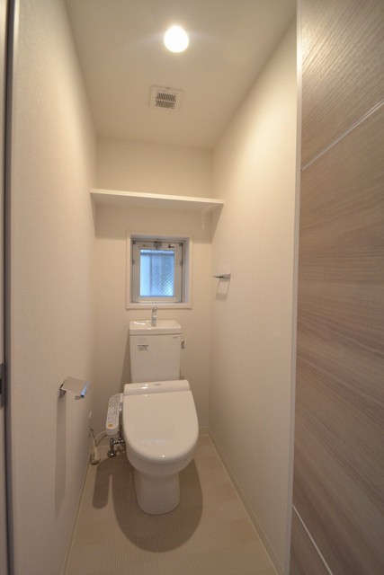 トイレ　トイレは窓とウォシュレット付きで快適♪