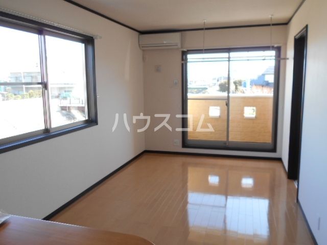 カルミア Aの居間写真