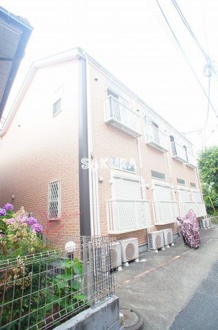 エントランス　重厚感のある建物デザイン♪